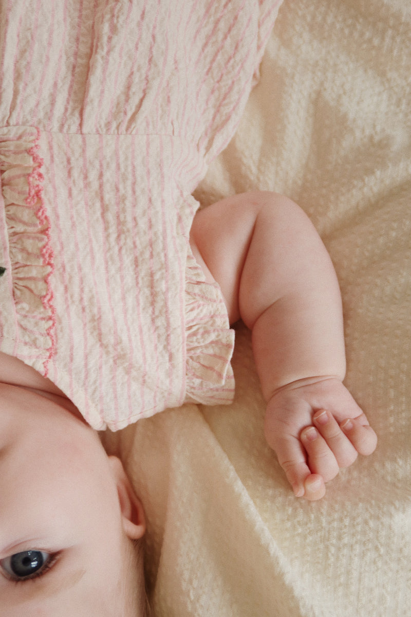 ELLIE FRILL ROMPER GOTS-PEONY STRIPE