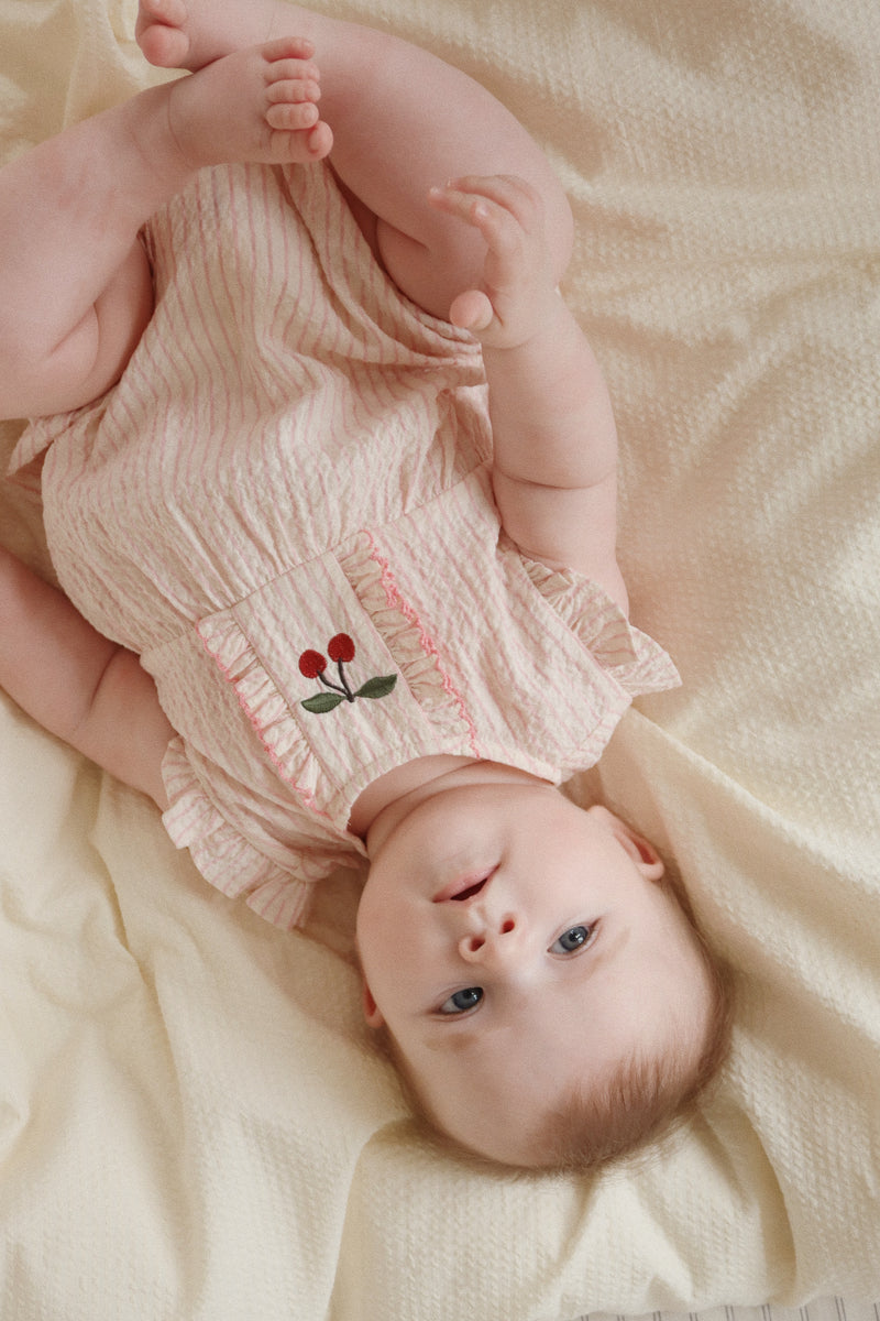 ELLIE FRILL ROMPER GOTS-PEONY STRIPE